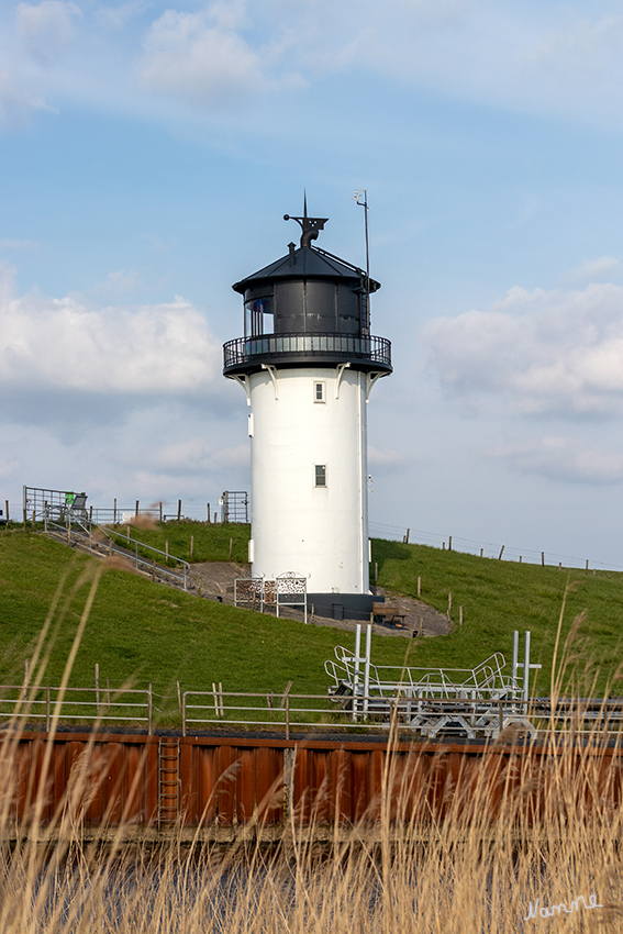 Altenbruch - Dicke Berta
1998-99 wurde der Deich erhöht. Bis zu diesem Zeitpunkt stand die „Dicke Berta“ auf dem Kamm des Deiches. Da die neuen Deiche an der Elbe einen Sandkern haben, wurde die seewärts gerichtete Flanke des Deiches um einige Meter verschoben, die Mitte mit feinem Spülsand aus der Elbe gefüllt und mit einem Kleiemantel versehen. So steht der Turm heute auf der landeinwärts gerichteten Flanke und etwa einen Meter unterhalb der Deichkrone. laut cuxpedia
Schlüsselwörter: Cuxhaven