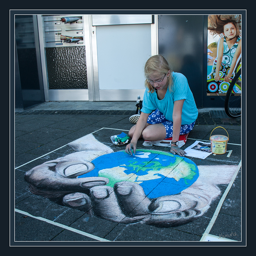 Die Welt in den Händen
Straßenmalerwettbewerb 
ist unterteilt in Kindern, Jugendlichen und Erwachsene
Schlüsselwörter: Straßenmalerei                  Straßenmalerwettbewerb                 Geldern