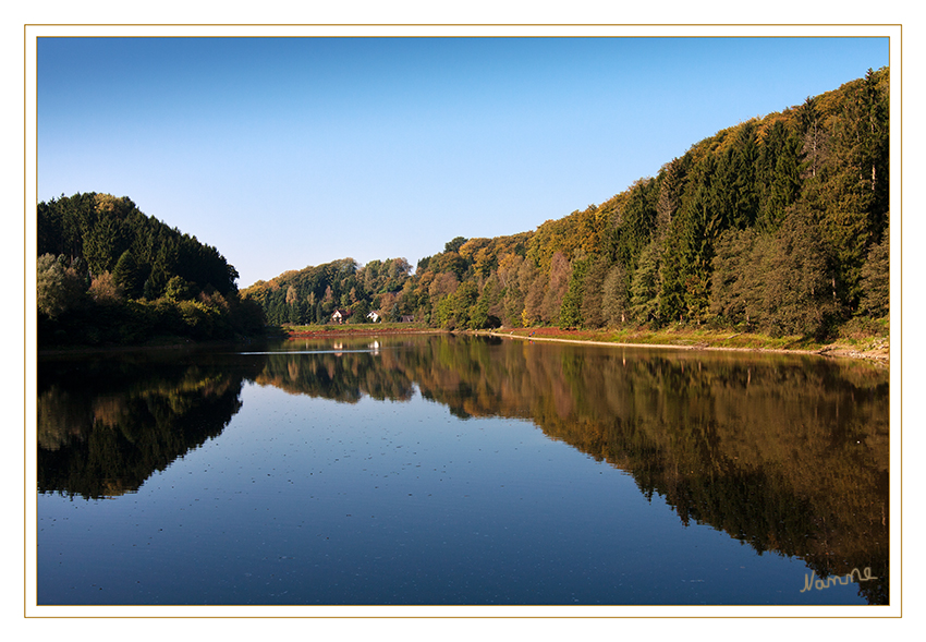 Diepentaler Talsperre
(auch Halbachtalsperre)

Blick auf den unteren Stausee

Die Talsperre wurde nur zur Stromerzeugung gebaut und ist heute Teil eines Naherholungsgebietes. Das Gelände des Gebiets sowie der Stausee selbst befinden sich nach wie vor im Privatbesitz der Familie Halbach, sind aber öffentlich zugänglich.
laut Wikipedia
Schlüsselwörter: Diepentaler Talsperre Herbst