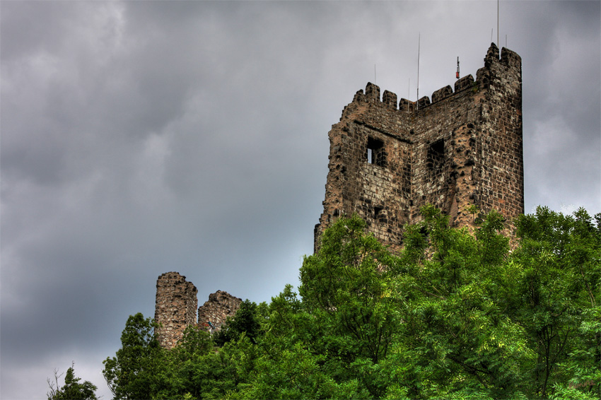 Burg Drachenfels
Die Burgruine Drachenfels im Siebengebirge ist der Rest einer Burg, die nach 1138 begonnen und 1167 fertiggestellt wurde. Sie befindet sich auf dem gleichnamigen Berg Drachenfels.
Schlüsselwörter: Burg     Berg      Drachenfels