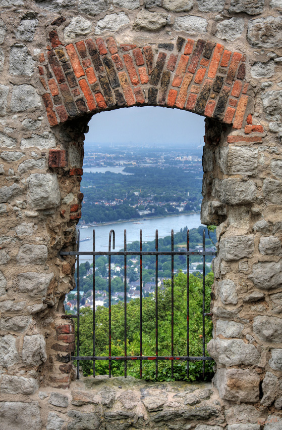 Durchblick 
vom Drachenfels Richtung Norden (Bonn)
Schlüsselwörter: Drachenfels