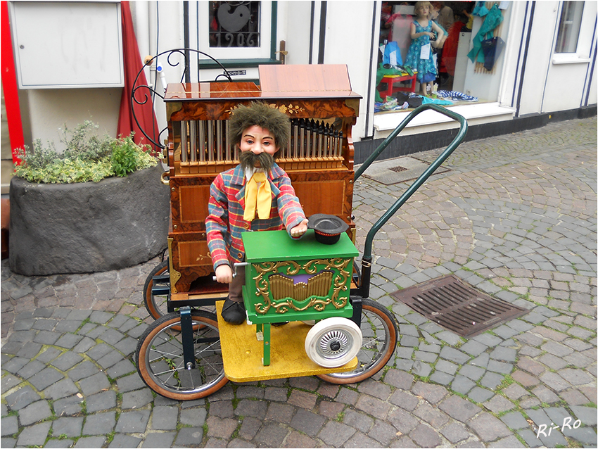 Drehorgel
Linz auf dem 30. Handdrehorgelfestival
Schlüsselwörter: Linz Drehorgel