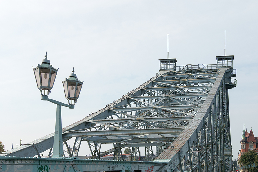Dresden - Blaue Wunder
Das Blaue Wunder wurde 1893 als fünfte Dresdner Elbbrücke fertiggestellt. Heute ist sie eines der Wahrzeichen der Stadt und war 2007 für die Auszeichnung Historisches Wahrzeichen der Ingenieurbaukunst in Deutschland nominiert. laut Wikipedia
Schlüsselwörter: Dresden, Blaue Wunder