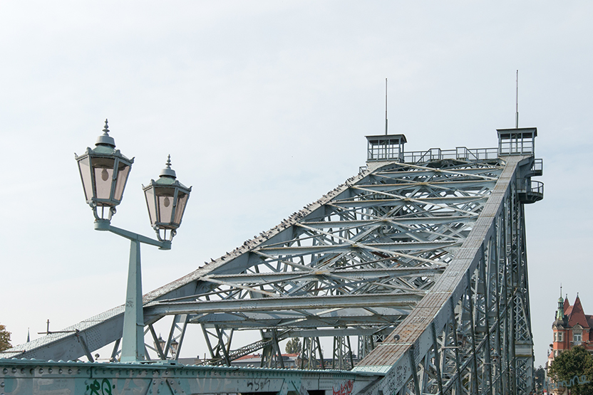 Dresden - Blaue Wunder
Das Blaue Wunder wurde 1893 als fünfte Dresdner Elbbrücke fertiggestellt. Heute ist sie eines der Wahrzeichen der Stadt und war 2007 für die Auszeichnung Historisches Wahrzeichen der Ingenieurbaukunst in Deutschland nominiert. laut Wikipedia
Schlüsselwörter: Dresden, Blaue Wunder