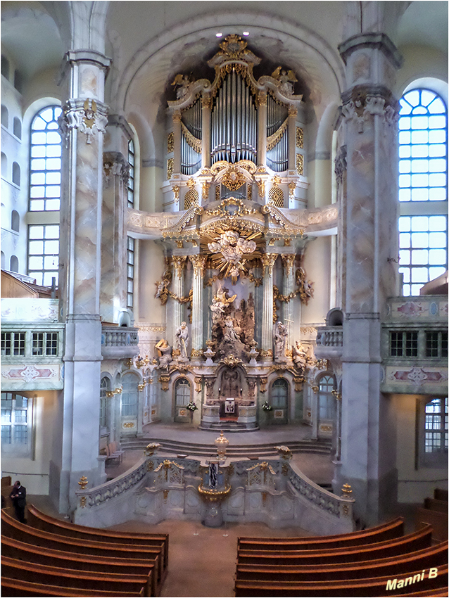 Dresden - Stadtimpressionen
Frauenkirche - Hochaltar
Mehr als 2.000 Bruchstücke des Barockaltars wurden aus den Trümmern geborgen und wieder zusammengesetzt. 
Schlüsselwörter: Dresden