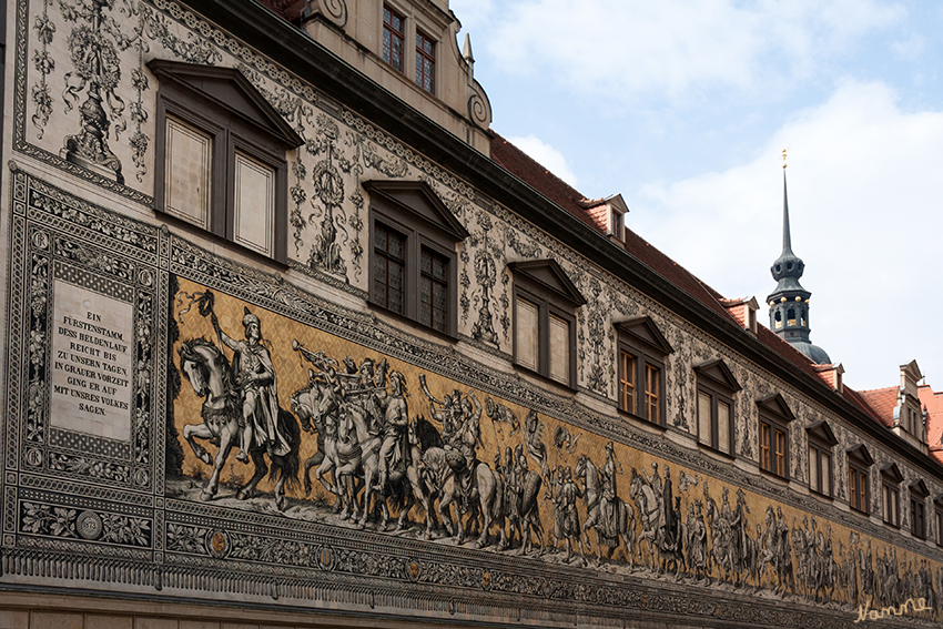 Dresden - Stallhof
Der Fürstenzug in Dresden ist ein überlebensgroßes Bild eines Reiterzuges, aufgetragen auf rund 23.000 Fliesen aus Meißner Porzellan. Das 102 Meter lange, als größtes Porzellanbild der Welt geltende Kunstwerk stellt die Ahnengalerie der zwischen 1127 und 1873 in Sachsen herrschenden 34 Markgrafen, Herzöge, Kurfürsten und Könige aus dem Geschlecht des Fürstenhauses Wettin dar. laut Wikipedia
Schlüsselwörter: Dresden, Stallhof