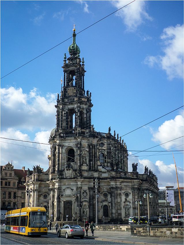 Dresden - Stadtimpressionen
Sachsens größter Kirchenbau gilt als die letzte große Leistung des römischen Barock. Nach Entwürfen des Architekten Gaetano Chiaveri entstand 1738-54 die spätbarocke katholische St.-Trinitatis-Kirche. 
August der Starke ließ, nachdem er aus Machtgründen zum katholischen Glauben übergetreten war, im protestantischen Dresden 1739 bis 1754 die katholische Kirche erbauen, damit er seinen Glauben praktizieren konnte.
laut www.ticcats.de
Schlüsselwörter: Dresden