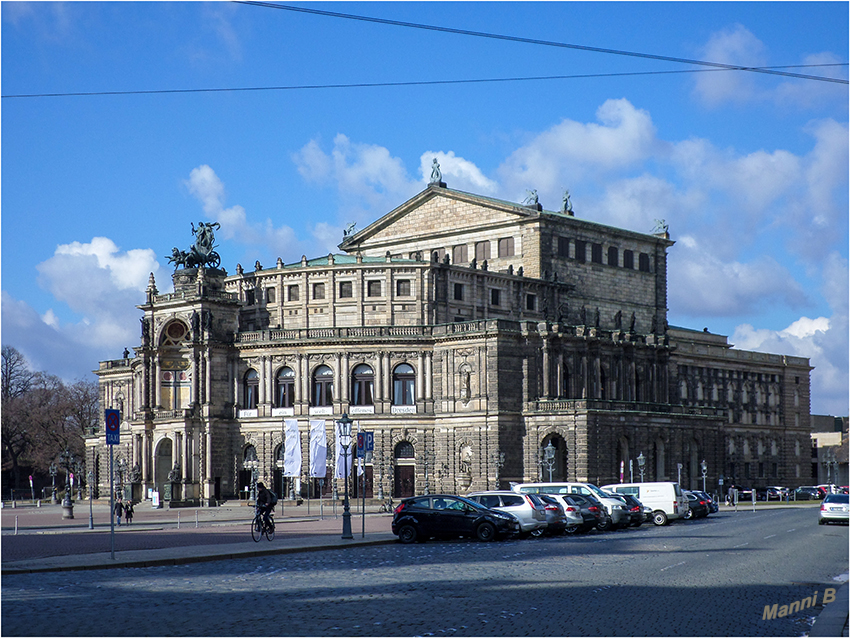 Dresden - Stadtimpressionen
Obwohl sie schon Staatsoper war, erhielt die Semperoper zusätzlich nach der Wende den offiziellen Titel Sächsische Staatsoper. Das Hochwasser der Elbe im August 2002 fügte dem Opernhaus einen Schaden von 27 Millionen Euro zu. Drei Monate nach der Hochwasserkatastrophe eröffneten am 9. November 2002 Tänzer des Semperoper Balletts und die Sächsische Staatskapelle die Spielzeit mit dem Ballett Illusionen – wie Schwanensee.
laut Wikipedia
Schlüsselwörter: Dresden