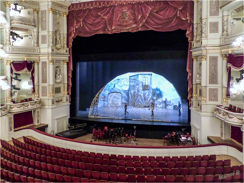 Dresden - Stadtimpressionen
Das Innere der Semperoper hat einen logischen räumlichen Aufbau, der in Grundform und Anordnung der Räume geradezu als Prototyp für Theaterbauten gelten kann.
Vor allem aber bietet die Gestaltung des Zuschauerraumes dem Theaterspiel und der Oper beste akustische Bedingungen.
Schlüsselwörter: Dresden