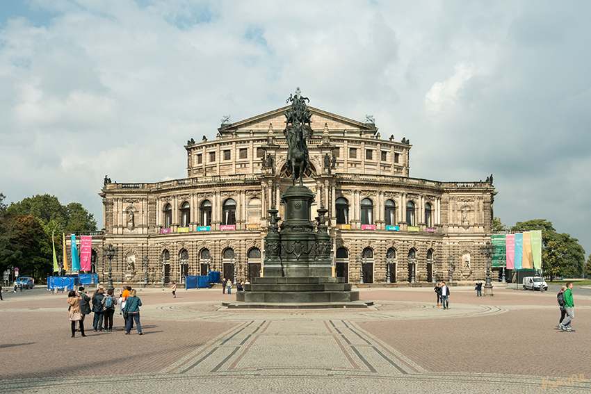 Dresden - Semperoper
Der Theaterplatz ist der Platz vor der Dresdner Semperoper, dem ehemaligen Hoftheater; davon leitet sich auch sein Name ab. 
Die Gestaltung des Theaterplatzes wird durch das bronzene Reiterstandbild des sächsischen Königs Johann geprägt, das 1889 von Johannes Schilling geschaffen wurde. laut Wikipedia
Schlüsselwörter: Dresden, Semperoper