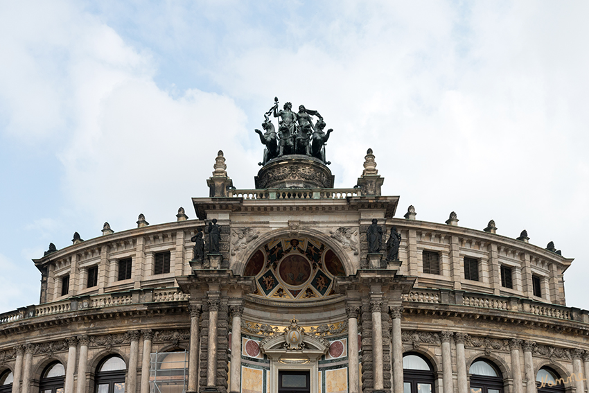 Dresden - Semperoper
Die Pantherquadriga auf der Semper-Oper ist ein Werk von Johannes Schilling aus der Zeit 1871 – 1877. Sie thront zentral zur Hauptfassade auf dem Dach der Semper-Oper und zeigt vier Panther, die einen römischen Streitwagen ziehen auf dem Dionysos und Ariadne stehen.
Schlüsselwörter: Dresden, Semperoper