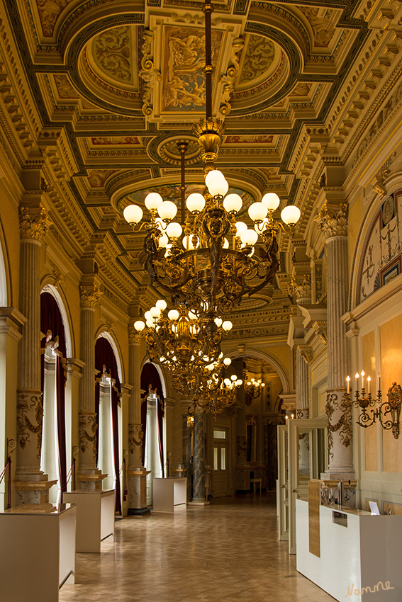 Dresden - Semperoper
Das obere Rundfoyer. Wie schon im unteren Bereich der Oper ist auch hier der Anblick der Wände spektakulär, auch die Kronleuchter können begeistern.
Schlüsselwörter: Dresden, Semperoper