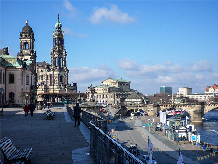 Dresden - Stadtimpressionen
links Kathedrale Ss. Trinitatis
Die Kathedrale ist der jüngste Barockbau Dresdens. Mit ihrer Grundfläche von fast 4.800 Quadratmetern ist sie zugleich der größte Kirchenbau Sachsens.
Schlüsselwörter: Dresden