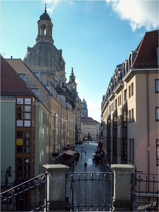 Dresden - Stadtimpressionen
links Die Dresdner Frauenkirche ist das Wahrzeichen der Stadt.
In Zahlen ausgedrückt ist sie 91 Meter hoch, 59.000 Tonnen schwer und besteht aus 28.000 Kubikmetern Sandstein. Aus der Ruine wurden bereits unmittelbar nach dem Krieg 856 der alten Quader geborgen, 3.634 weitere kamen bei den Enttrümmerungsarbeiten dazu. Das schwerste Bauteil, der so genannte "Schmetterling", wiegt 95 Tonnen und schließt einen der vier Treppentürme ab. 
Schlüsselwörter: Dresden