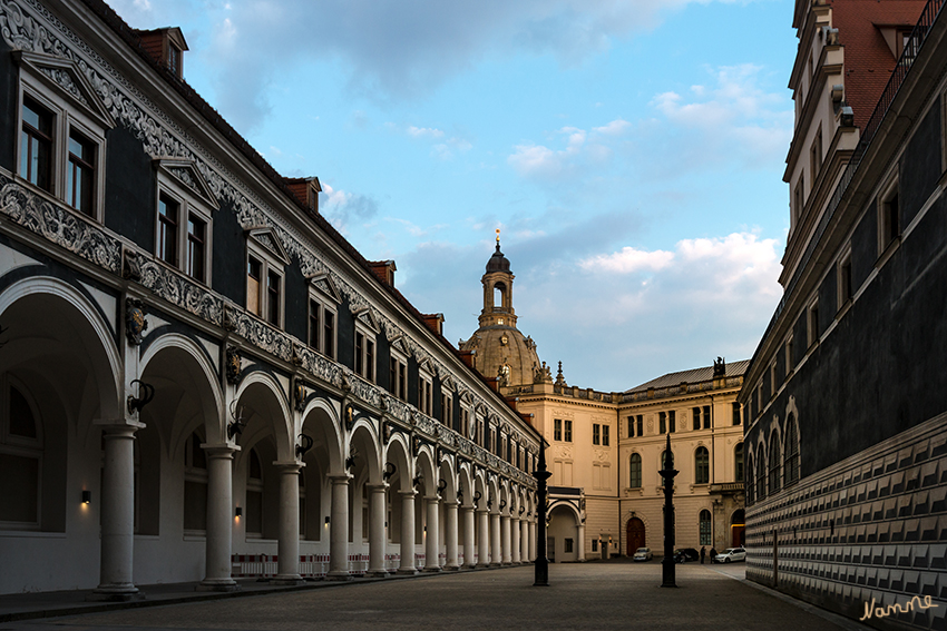 Dresden - Stallhof
Der Stallhof in Dresden gehörte zum Baukomplex des Residenzschlosses und diente im 17. Jahrhundert als Schauplatz für große Reitturniere. Fertiggestellt wurde er 1591 unter Kurfürst Christian I. und ist damit einer der ältesten in der originalen Ausgestaltung erhaltenen Turnierplätze der Welt. Heute wird der Stallhof für kulturelle Veranstaltungen wie den mittelalterlichen Weihnachtsmarkt genutzt. laut Wikipedia
Schlüsselwörter: Dresden, Stallhof