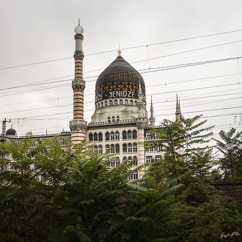 Dresden - Yenidze
Das ehemalige Fabrikgebäude der Zigarettenfabrik Yenidze gehört zu den architektonischen Sehenswürdigkeiten der Stadt Dresden.
Im für seine historischen, vor allem barocken Bauten berühmten Dresden traf der Neubau im Stil einer völlig fremden, noch sehr wenig bekannten Kultur auf heftige Ablehnung; um die negativen Auswirkungen für den Bauherrn und den Architekten ranken sich Legenden. Allen Anfeindungen zum Trotz erfüllte das Gebäude seinen Werbezweck: Es war in aller Munde und – als die Dresdner sich schließlich mit ihm abgefunden hatten – weiterhin in aller Augen.
Schlüsselwörter: Dresden, Yenidze