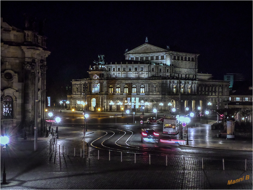 Dresden - Stadtimpressionen
Die Semperoper in Dresden ist das Opernhaus der Sächsischen Staatsoper Dresden, die als Hof- und Staatsoper Sachsens eine lange geschichtliche Tradition hat.
Der Ruf, den Gottfried Semper als guter Architekt schon zu seinen Lebzeiten genossen hatte, gründete sich auf seiner meisterhaften Behandlung der Form. Seine eindrucksvollen architektonischen Kompositionen waren nicht nur von künstlerischem Wert, sondern auch zweckmäßig und zugleich funktionell richtig.
laut Wikipedia
Schlüsselwörter: Dresden