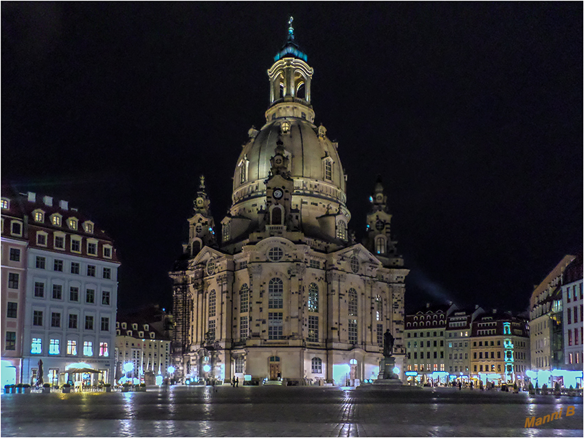 Dresden - Stadtimpressionen
Die Dresdner Frauenkirche wurde von 1726 bis 1743 nach einem Entwurf von George Bähr erbaut. Im Zweiten Weltkriegs wurde sie während der Luftangriffe auf Dresden in der Nacht vom 13. zum 14. Februar 1945 durch den in Dresden wütenden Feuersturm schwer beschädigt und stürzte am Morgen des 15. Februar ausgebrannt in sich zusammen.
Nach der Wende begann 1994 der 2005 abgeschlossene Wiederaufbau, den Fördervereine und Spender aus aller Welt finanzieren halfen.
Schlüsselwörter: Dresden