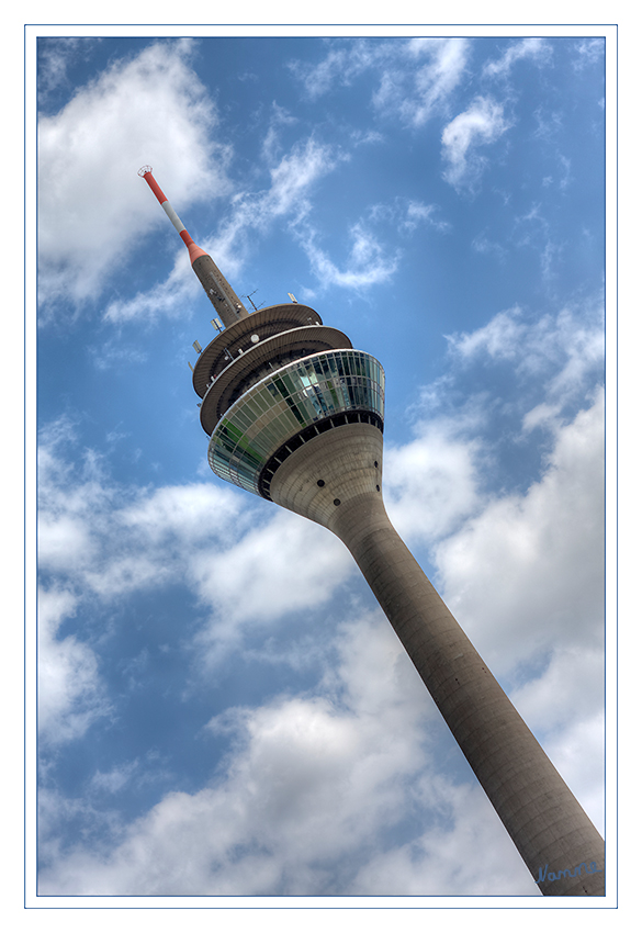 Anders
Von der Deutschen Bundespost bekam er nach seiner Errichtung die etwas sperrige Bezeichnung "Funkübertragungsstelle 10" verpasst, für Düsseldorfer ist er der Rheinturm, für andere "der Fernsehturm am Rhein" - und für alle ist er meist "viel höher als gedacht"... 
Schlüsselwörter: Fernsehturm                      Düsseldorf