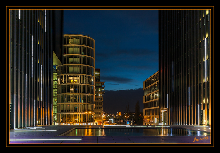 Düsseldorfer Medienhafen
bei Nacht
Schlüsselwörter: Düsseldorf Hyatt Medienhafen