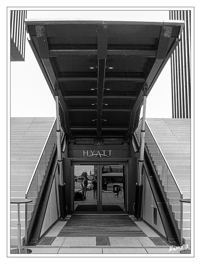 Der etwas andere Eingang
Schlüsselwörter: Düsseldorf Hyatt
