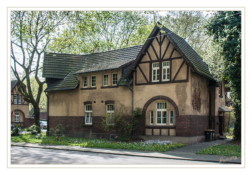 Duisburg Bergmannsplatz
1907–1909 wurde die mittlerweile denkmalgeschützte Siedlung Bergmannsplatz angelegt. Sie besteht aus 15 verschiedenen Haustypen, die um einen Platz herum gruppiert wurden.
laut Wikipedia

Danke an Hajo61 für seine Führung durch die Stadt.
Schlüsselwörter: Duisburg Bergmannsplatz Siedlung