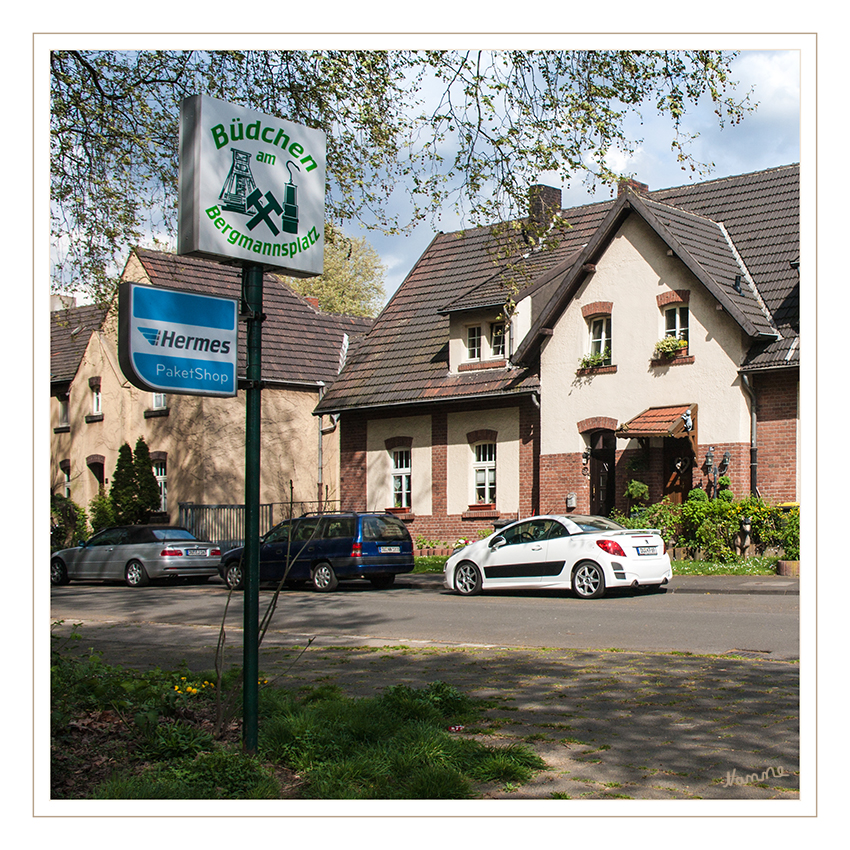 Duisburg Bergmannsplatz
Die Siedlung Bergmannsplatz ist eine denkmalgeschützte Zechenkolonie in Duisburg-Neumühl und heute Teil der Route der Industriekultur. 1996 wurde die Siedlung als Baudenkmal unter Schutz gestellt und anschließend mit einer Gestaltungsfibel versehen.
laut Wikipedia

Danke an Hajo61 für seine Führung durch die Stadt.
Schlüsselwörter: Duisburg Bergmannsplatz Siedlung