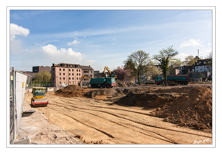 Duisburg Bruckhausen
Auf den Flächen soll ein Grüngürtel zum angrenzenden Thyssen-Krupp Gelände entstehen. Durch den größeren Abstand zu den Industrieanlagen soll der Stadtteil wieder attraktiver und die Umweltbelastungen durch den Feinstaub reduziert werden.
laut derwesten.de
Danke an Hajo61 für seine Führung durch die Stadt. 
Schlüsselwörter: Duisburg Bruckhausen