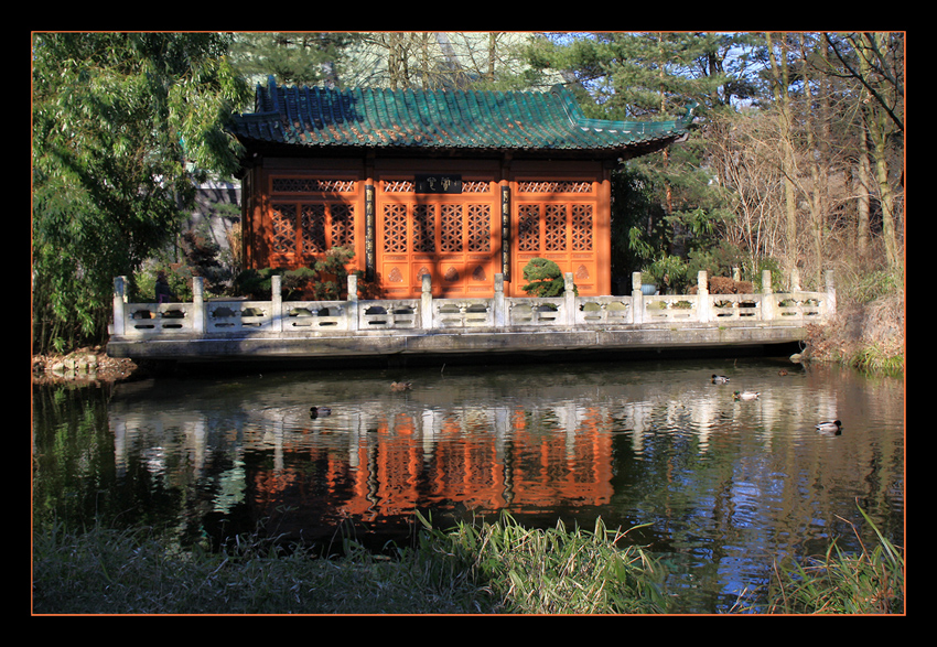 Chinesischer Garten im Duisburger Zoo
Der Chinesische Garten im Duisburger Zoo ist ein Geschenk der Stadt Wuhan an die Stadt Duisburg. Der Bau war 1985 beschlossen worden und wurde unter Mithilfe chinesischer Handwerker und unter Verwendung chinesischer Baumaterialien realisiert.
Schlüsselwörter: Chinesischer Garten                      Duisburg