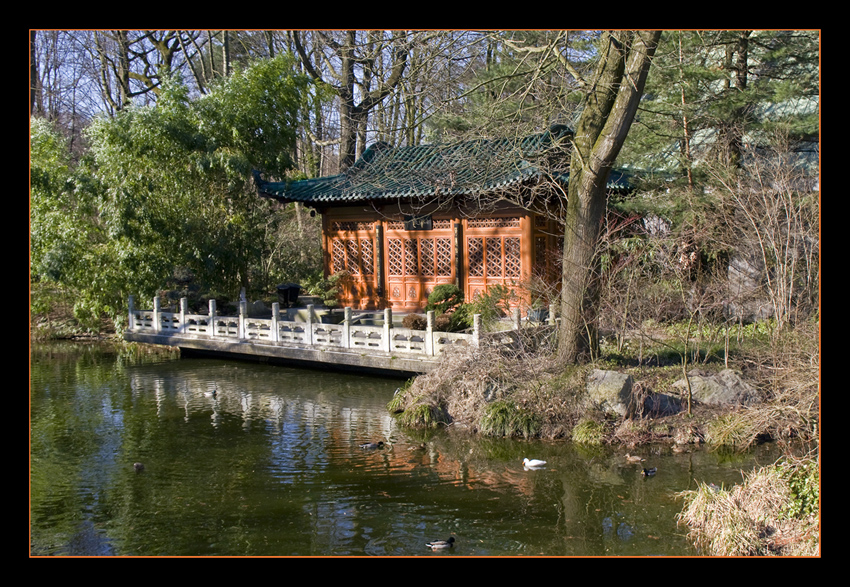 Pavillon
Anders als für chinesische Gärten üblich, ist der Garten nicht ummauert, sondern wird größtenteils durch Bambushaine abgegrenzt und kann über mehrere Wege betreten bzw. verlassen werden.
Schlüsselwörter: Duisburg                Pavillon                      Chinesischer Garten