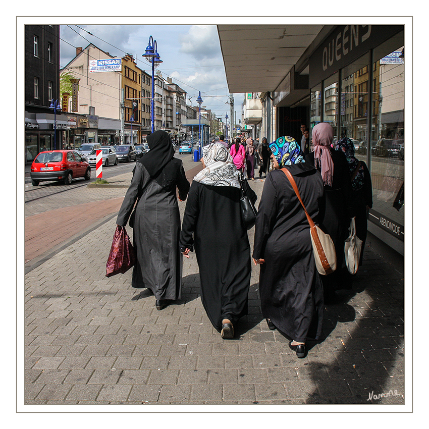 Duisburg Marxloh
Mitte der 1990er Jahre haben mehr und mehr türkischstämmige Bürger auf der Weseler Straße Geschäfte eröffnet. In den 2000er Jahren kristallisierten sich als Schwerpunkte Brautmode, Abendmode und Juweliergeschäfte heraus. Heute gilt die Weseler Straße als die Hochzeitsmeile Deutschlands.
laut Wikipedia
Danke an Hajo61 für seine Führung durch die Stadt. 
Schlüsselwörter: Duisburg Marxloh Hochzeit