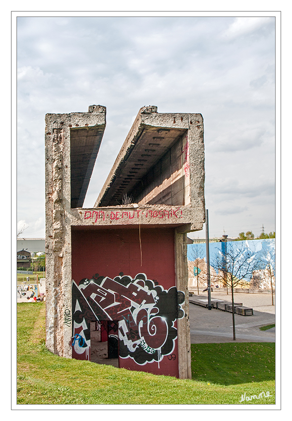 Duisburg Rheinpark 
Betonruinen eines Sinterbunkers.
Nach 150 Jahren industrieller Nutzung wurde das weiträumige Areal in einen grünen Farbtupfer verwandelt. Doch nicht nur relaxen können die Anwohner im RheinPark, auch sportliche Betätigung ist dort möglich. Ein Klettergarten, ein Skatepark, Streetball- und Beachvolleyballfelder sind entstanden, die auch Sportbegeisterte in das neue Stadtquartier locken sollen.
Danke an Hajo61 für seine Führung durch die Stadt.
Schlüsselwörter: Duisburg Rheinpark