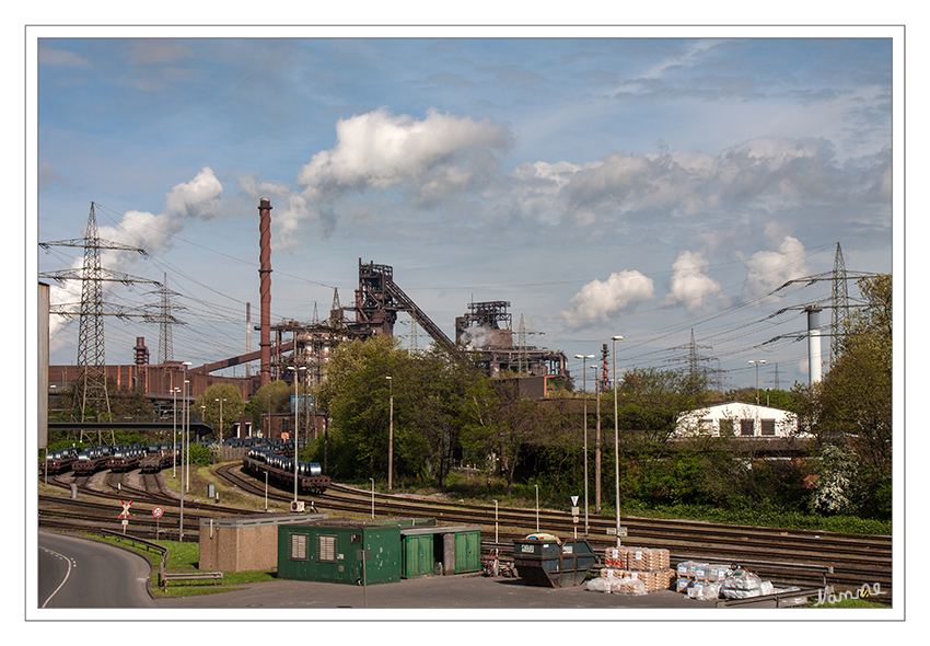 Duisburg Thyssen
Gemeinsam mit ihren Tochtergesellschaften versorgt die ThyssenKrupp Steel ein breites Spektrum Stahl verarbeitender Branchen, darunter die Automobilindustrie, die Bau- und Hausgeräteindustrie, der Energiesektor und die Verpackungsindustrie. ThyssenKrupp Steel wird künftig als ThyssenKrupp Steel Europe firmieren.
laut thyssenkrupp.com
Danke an Hajo61 für seine Führung durch die Stadt. 
Schlüsselwörter: Duisburg Bruckhausen Thyssen Krupp