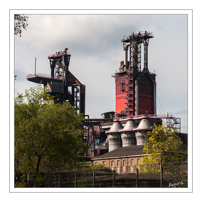 Duisburg Hochofen
In Duisburg-Hamborn steht mit dem Hochofen 8 auf dem riesigen Areal von ThyssenKrupp nach dem Abriss der alten Anlage ein Hochofen modernster Bauart. Gerade was Umweltschutz und Arbeitsplatzgestaltung anbelangt nimmt die Anlage eine Vorbildfunktion ein.
Danke an Hajo61 für seine Führung durch die Stadt. 
Schlüsselwörter: Duisburg Hochofen