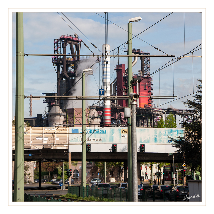 Duisburg Hochofen
Thyssen-Krupp Steel machte den Hochofen 9 in Hamborn vorzeitig fit für die Zukunft. Dort steht er direkt neben dem roten Hochofen 8
Je nachdem von wo man einen Blick auf die Hochöfen wirft, wirkt die Stadt ganz anders.
Danke an Hajo61 für seine Führung durch die Stadt. 
Schlüsselwörter: Duisburg Hochofen