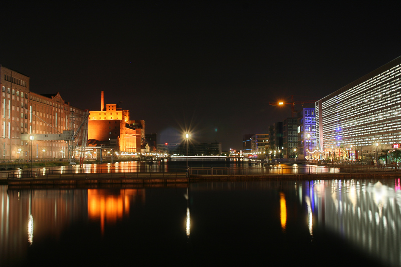 Abends, wenn es dunkel wird ...l
Schlüsselwörter: Duisburger Hafen
