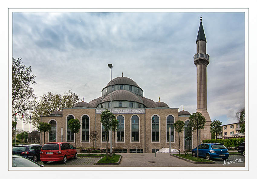 Duisburg - Moschee
Eine der ältesten und größten islamischen Gemeinden in Duisburg ist die DITIB-Moschee in Duisburg-Marxloh.
Die im traditionellen osmanischen Stil erbaute Moschee bietet Platz für 800 Betende im Gebetssaal sowie 400 auf der Empore und ist damit eine der größten Moscheen Deutschlands.
Danke an Hajo61 für seine Führung durch die Stadt. 
Schlüsselwörter: Duisburg Moschee