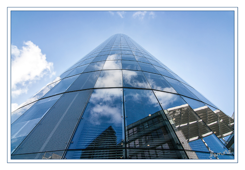 RWE Turm
Das Hochhaus ist ökologisch orientiert konzipiert. Es ermöglicht zwischen der doppelt verglasten Fassade eine natürliche Belüftung und gewinnt natürliche Energie aus Tageslicht und Sonnenwärme. Der Einsatz von energiespeichernden Materialien reduziert zugleich Lastspitzen.
laut Wikipedia
Schlüsselwörter: RWE Turm Essen