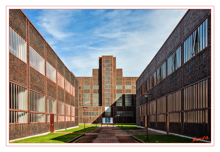 Kesselhaus Zeche Zollverein
links: Zentralwerkstatt,  rechts: Elektrowerkstatt    

Der Schornstein musste leider abgerissen werden. Er befand sich genau über der Bildmitte. Hier wurde der Dampf für die dampfbetrieben Maschinen untertage erzeugt. Bei Elektroantrieb hätte Explosionsgefahr bestanden. In dem Gebäude (Fotomitte) befindet sich heute ein Designmuseum.
Schlüsselwörter: Zeche Zollverein Kesselhaus