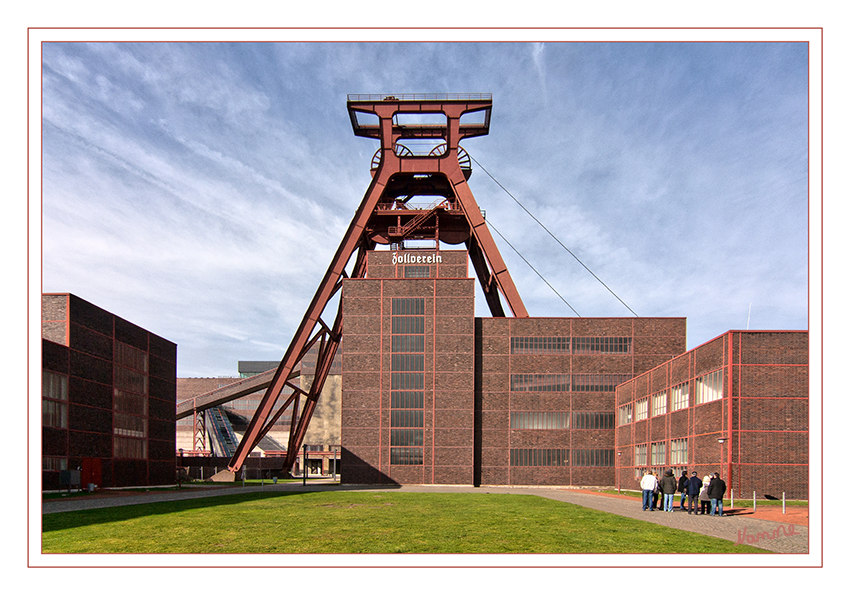 Zeche Zollverein
Sie steht unter Denkmalschutz und wurde 2001 von der UNESCO zum Weltkulturerbe erklärt. Es war eine der größten, schönsten und seinerzeit modernsten Zechen Deutschlands. Sie wurde im Jahre 1986 im Rahmen der Zechenschließungen stillgelegt.
Die Zeche Zollverein war ein von 1847 bis 1986 aktives Steinkohlebergwerk in Essen.
Schlüsselwörter: Zeche Zollverein