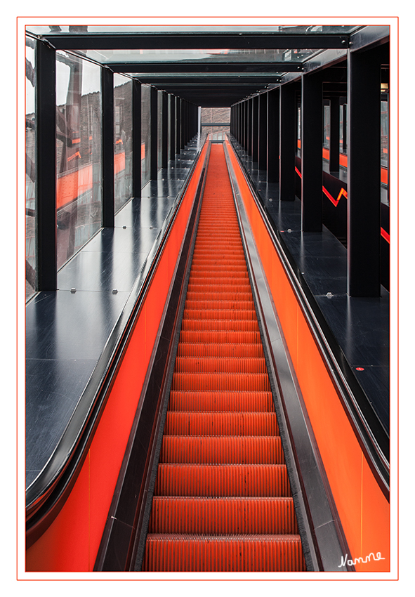 Rolltreppe links
Auf der Essener Zeche Zollverein befindet sich die größte freistehende Rolltreppe Deutschlands. Sie befördert Besucher in die zum Ruhrmuseum umgebaute Kohlenwäsche. 
Höhe 24 Meter
Länge 58 Meter
Fahrzeit 90 Sekunden
Schlüsselwörter: Zeche Zollverein