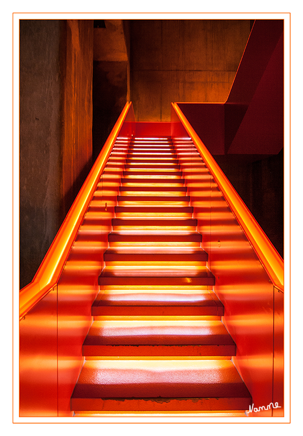 Treppenhaus
Das in Orange gehaltene Treppenhaus zu den einzelnen Etagen des Ruhrmuseums Zollverein.
Schlüsselwörter: Treppenhaus Zollverein orange