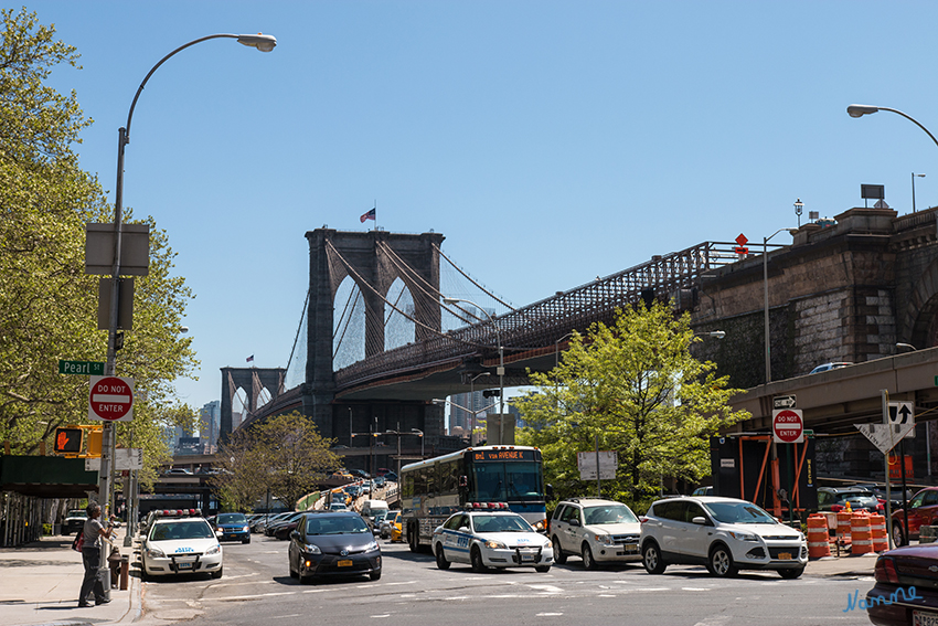 New York Stadtimpressionen - Brooklyn Bridge
Die Brooklyn Bridge (ursprünglich New York and Brooklyn Bridge) in New York City ist eine der ältesten Hängebrücken in den USA. Sie überspannt den East River und verbindet die Stadtteile Manhattan und Brooklyn miteinander.
Täglich passieren rund 120.000 Fahrzeuge, 4000 Fußgänger und 3100 Radfahrer die Brücke. Die Nutzung ist beschränkt auf Fahrzeuge bis zu 3,4 m Höhe und 2,7 t Gesamtgewicht.
laut Wikipedia
Schlüsselwörter: Amerika, New York, Brooklyn Bridge