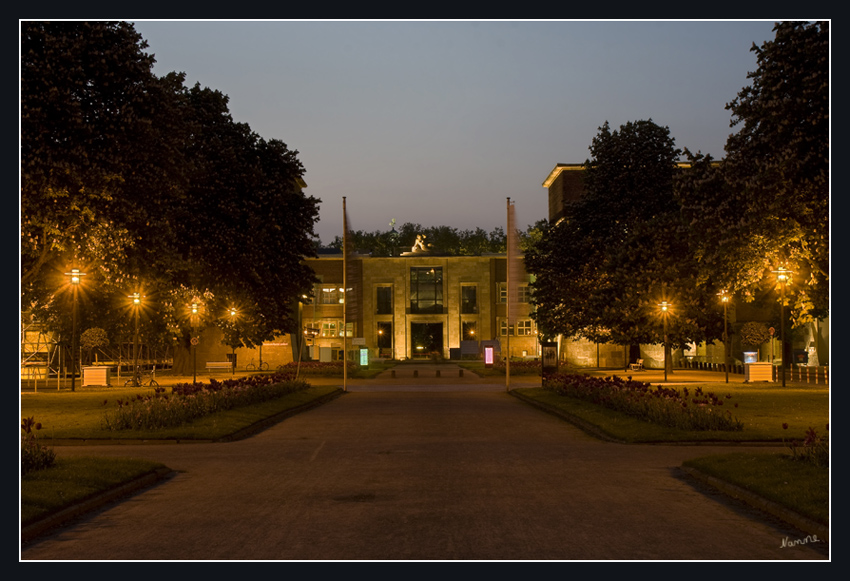 Ehrenhof
in Düsseldorf
Schlüsselwörter: Ehrenhof                       Düsseldorf