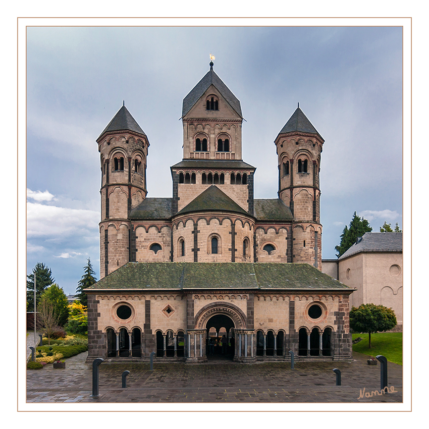 Klosterkirche Maria Laach
Die dreischiffige Basilika hat zwei Chöre, den Ost- und den Westchor. Sie sind mit jeweils zwei Türmen versehen.
laut eifel.de
Schlüsselwörter: Eifel Maria Laach