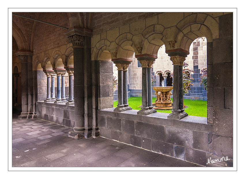 Kreuzgang der Klosterkirche
mit Blick auf ein fast quadratisches Atrium der Abtei Maria Laach.
Schlüsselwörter: Eifel Maria Laach