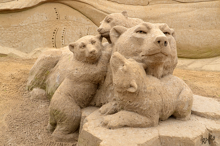 Sandskulpturen - Eisbärengruppe
mit Junge
Schlüsselwörter: Sandskulpturen