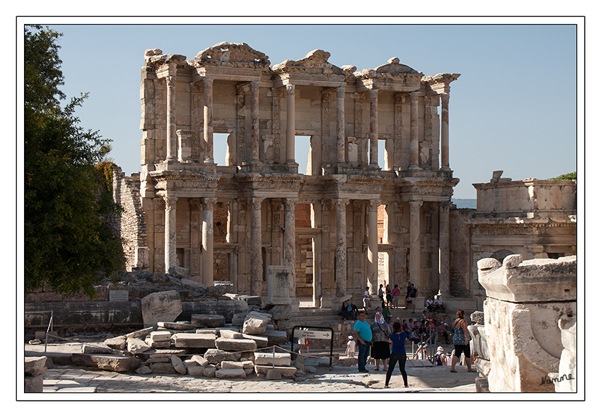 Ephesos Celsus Bibliothek
Die Bibliothek besitzt Außenmaße von etwa 23 m Länge und 17 m Tiefe. Da für das Gebäude im bereits dicht bebauten Stadtzentrum von Ephesos nur begrenzter Platz zur Verfügung stand, bediente man sich bei der Gestaltung der Fassade optischer Tricks wie beispielsweise einer Kurvatur, um sie monumentaler, aber auch eleganter wirken zu lassen.
Schlüsselwörter: Türkei               Ephesos