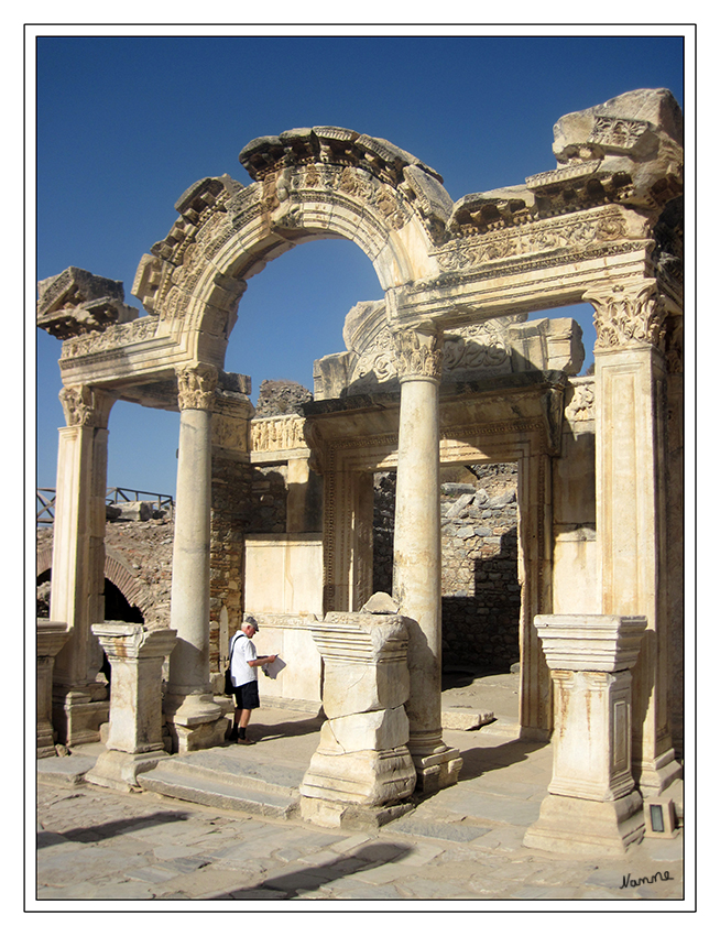 Ephesos Hadriantempel
Auf den Sockeln vor den Frontsäulen standen einst Statuen der Tetrarchen (vier)  Maximian, Constantius, Chlorus und Galerius, die das Römische Reich gemeinsam regierten.
Schlüsselwörter: Türkei Ephesos