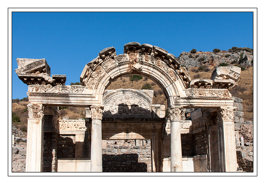 Ephesos Hadriantempel
Detail des Bogens.
Das Relief auf dem Schlussstein zeigt ein Abbild der Göttin Tyche.(römsch Fortuna)
Schlüsselwörter: Türkei Ephesos